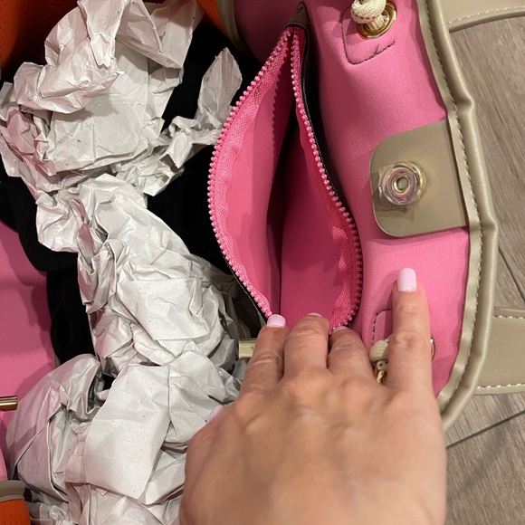 Shiraleah Neoprene Beach Tote - Picture 6 of 10